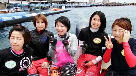 　デビュー初勝利を達成して、先輩たちに囲まれＶサインの新田有理（中央）