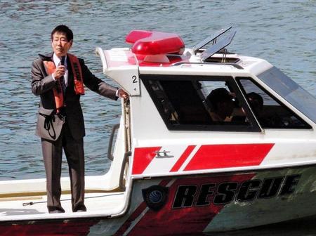 戸田ボートの水面からファンにあいさつをする加藤峻二さん