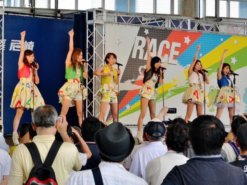 新曲「ｗｉｎｎｅｒ！！！」を披露するＡｍａｇａｍｉ　Ｓｉｘ（左から）内川樺月、ｍｉｗａｃｏ、益田あゆみ、史織、辻絵里華、青山友美