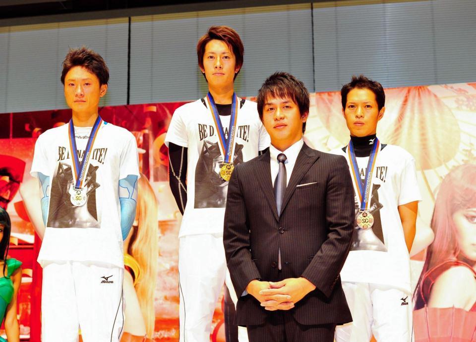 冨田洋之氏（右から２人目）から金メダルを贈られた篠崎元志（中）、銀メダルの峰竜太（左）、銅メダルの中島孝平（右）＝ボートレース蒲郡（撮影・佐藤厚）