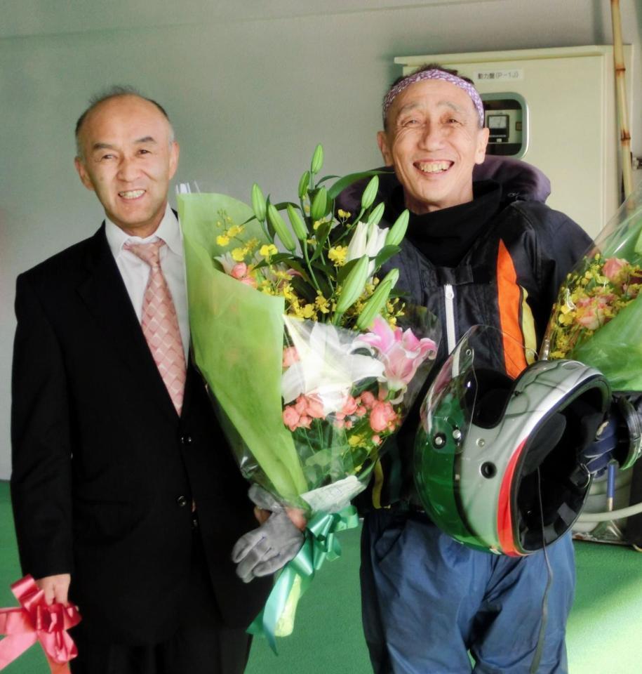 　１月７日に現役を引退した原由樹夫（右）と慰労に駆け付けた片山晃