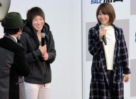 ボートレース徳山でトークショーを行った川野芽唯（中央）と滝川真由子（右）