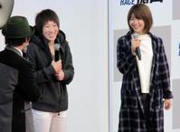 ボートレース徳山でトークショーを行った川野芽唯（中央）と滝川真由子（右）