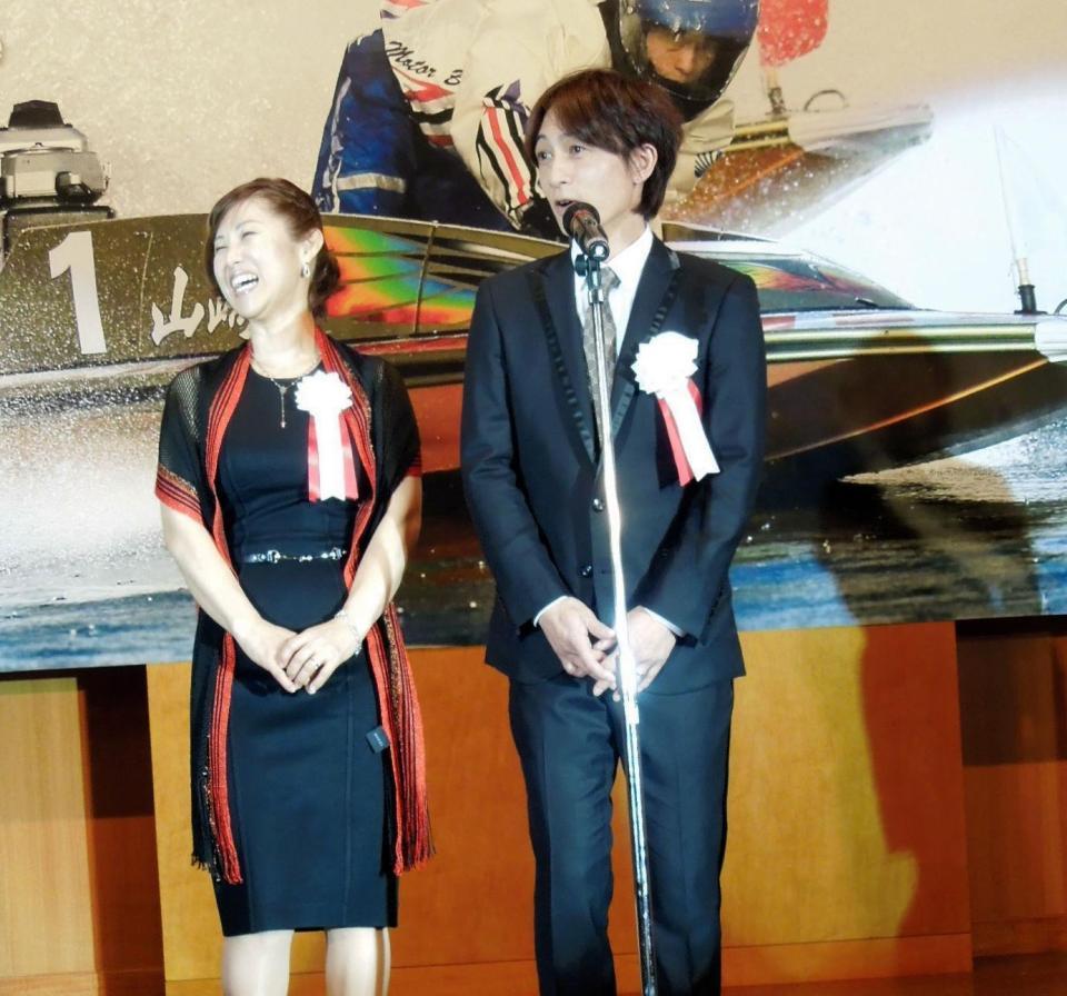 　奏恵夫人と見事な掛け合いを披露した山崎智也（右）