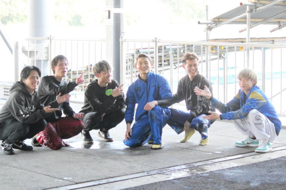 水神祭で祝福を受けた藤原仙二（右から３人目）