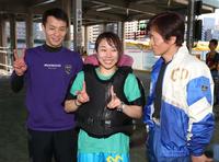 水神祭で下出卓矢（左）と今垣光太郎（右）から祝福される今井美亜＝平和島ボート