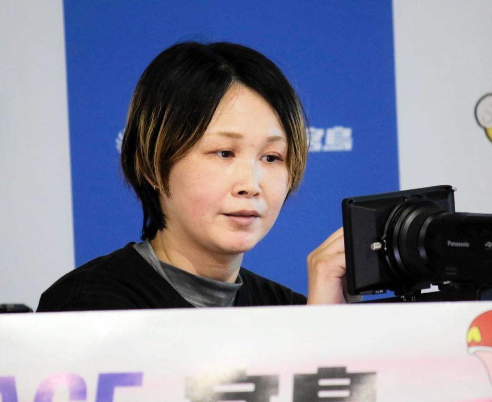 　勝利者インタビューでたくさんの声援を受けた篠木亜衣花