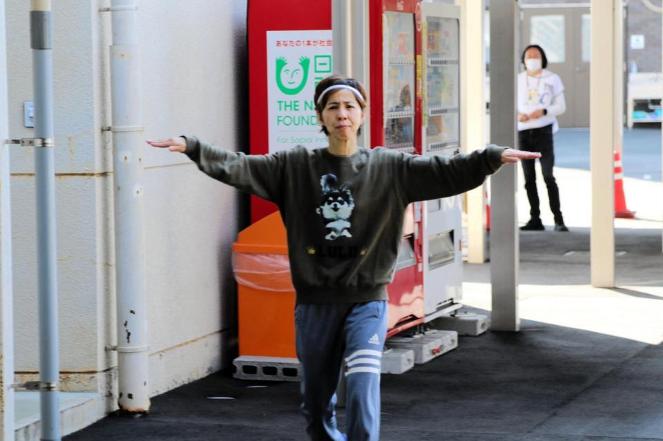 タッチＳで生き残った海野ゆかりはセーフのポーズ