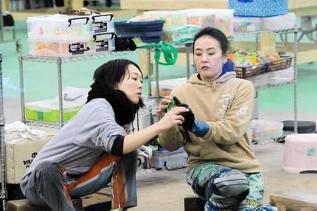 　鳴門ボートでペラ調整中の今井美亜（左）と先輩の香川素子