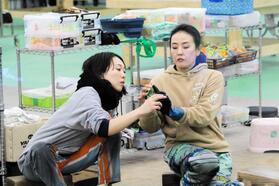 　鳴門ボートでペラ調整中の今井美亜（左）と先輩の香川素子