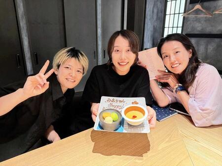 　誕生日を祝ってくれた遠藤エミ（左）、香川素子（右）