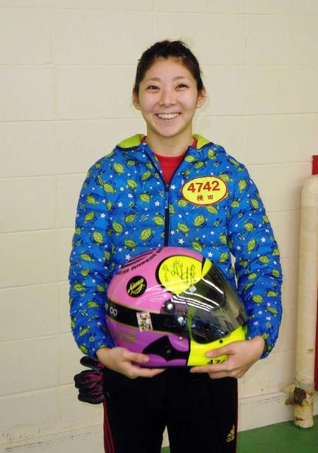 横田悠衣 大好きなUVERの文字とサイン入りヘルメット/ワタシのマル  