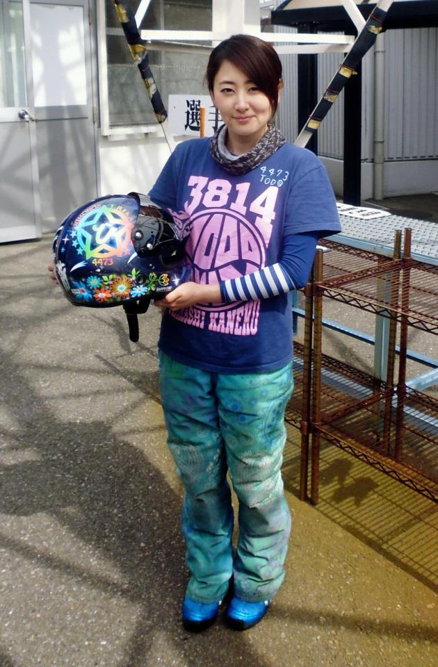 　自慢のヘルメットを手に活躍を誓う藤堂里香