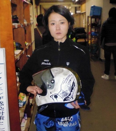 　お気に入りのヘルメットを手にする平高奈菜