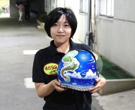 　復帰に合わせてデザインした新しいヘルメットで奮闘する八十岡恵美