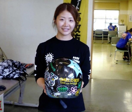 　同期にデザインしてもらったヘルメットで奮闘する滝川真由子
