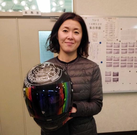 　自作のヘルメットでレースに挑む池田明美