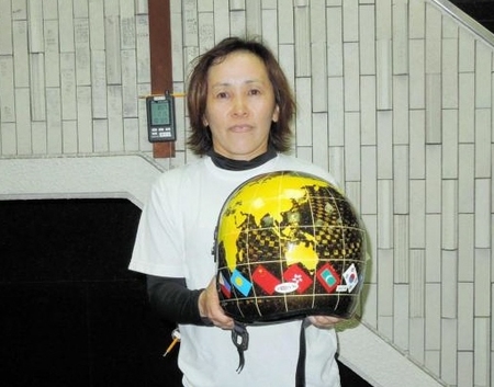 　地球儀のようなヘルメットでレースに挑む松瀬弘美