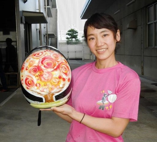 　母にデザインしてもらったヘルメットに感謝を込めて走る西村美智子