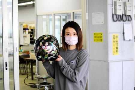 　家族のイニシャルが入ったヘルメットで頑張る中沢宏奈