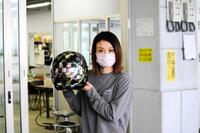 　家族のイニシャルが入ったヘルメットで頑張る中沢宏奈