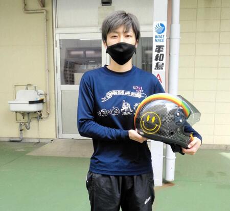 　ヘルメットを抱える黒沢めぐみ