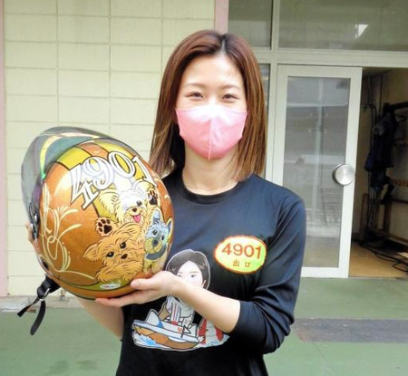 　ヘルメットを抱える出口舞有子