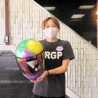 　自分で制作したヘルメットを見せる加藤綾