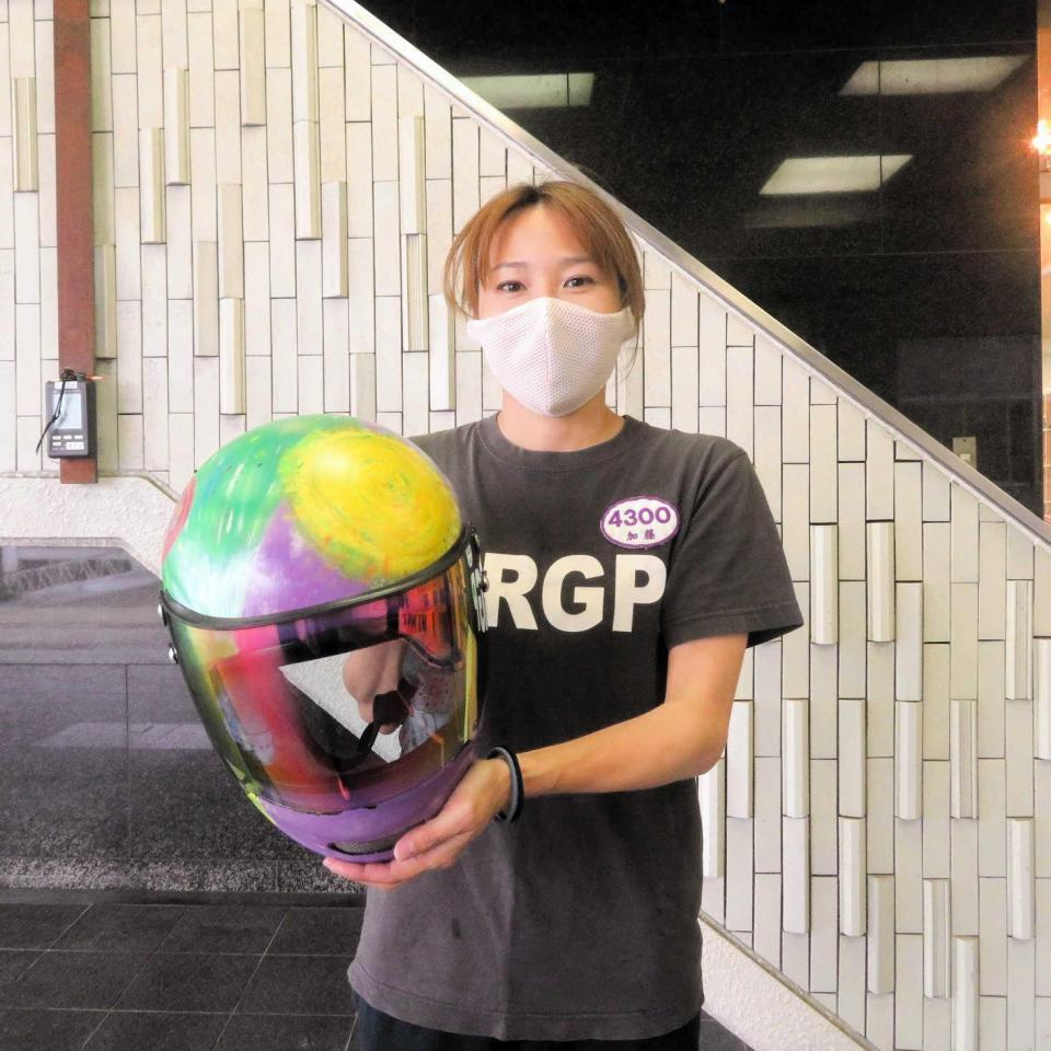 　自分で制作したヘルメットを見せる加藤綾