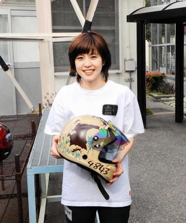 　お気に入りが詰まったヘルメットで頑張る深尾巴恵