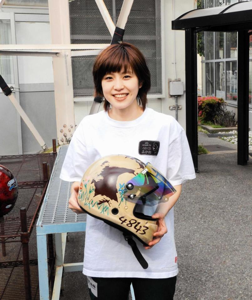 　お気に入りが詰まったヘルメットで頑張る深尾巴恵
