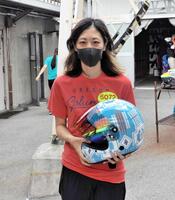 　水色のヘルメットが自慢の吉田杏美