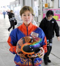 太陽と月をテーマにしたヘルメットを使用している藤原菜希