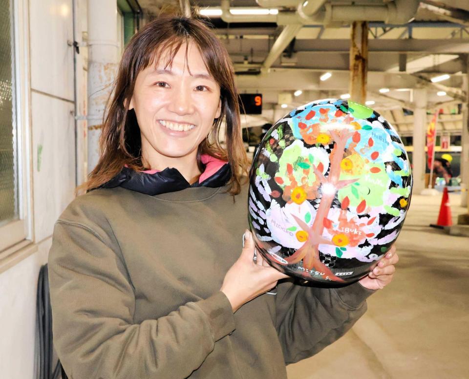 　家族愛に包まれたヘルメットに大満足の西村美智子