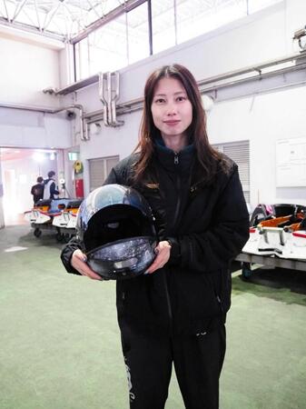 　お気に入りのヘルメットを抱える内山七海