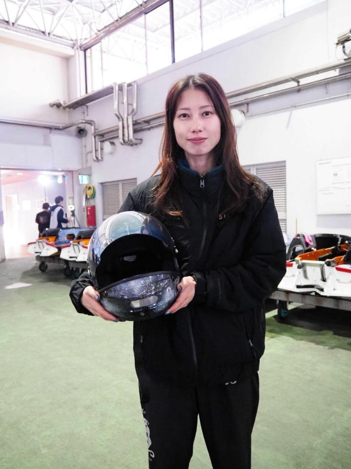 　お気に入りのヘルメットを抱える内山七海