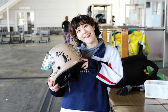 　仁義を指さしおどける深尾巴恵
