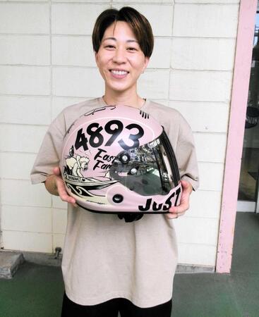 　お気に入りのヘルメットを手にする渡辺真奈美