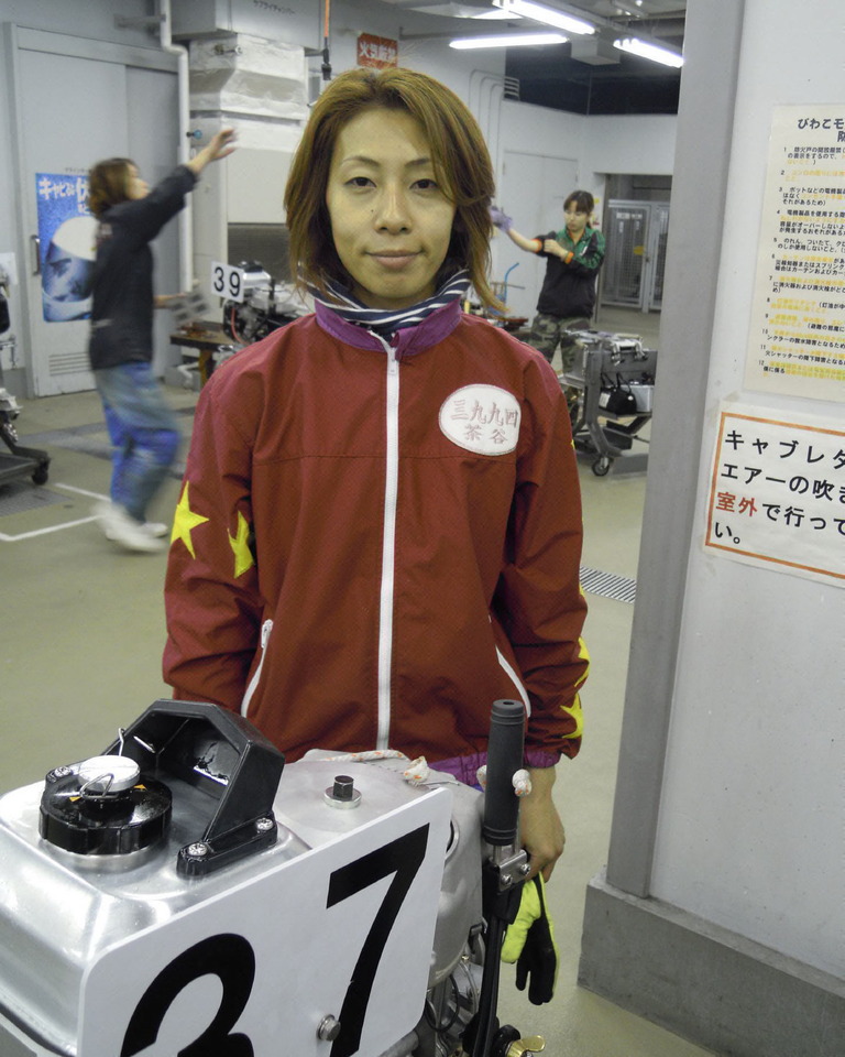 　夫婦でともにレーサーとして活躍している茶谷桜