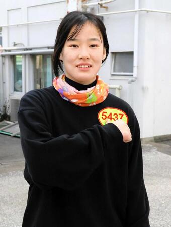 　同期で考案したポーズをみせる中沢里桜