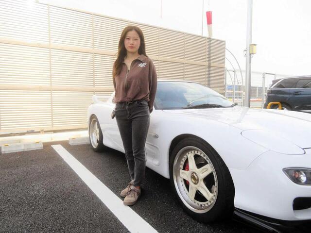 　自慢の愛車をアピールする根岸真優