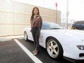 　自慢の愛車をアピールする根岸真優