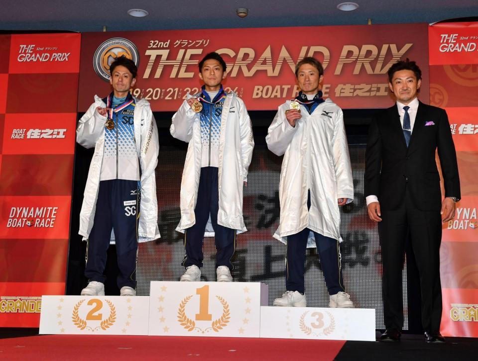 　グランプリの表彰式でメダルを掲げる（左から）２着の井口佳典、優勝の桐生順平、３着の峰竜太、プレゼンターのソフトバンク内川聖一＝１２月２４日