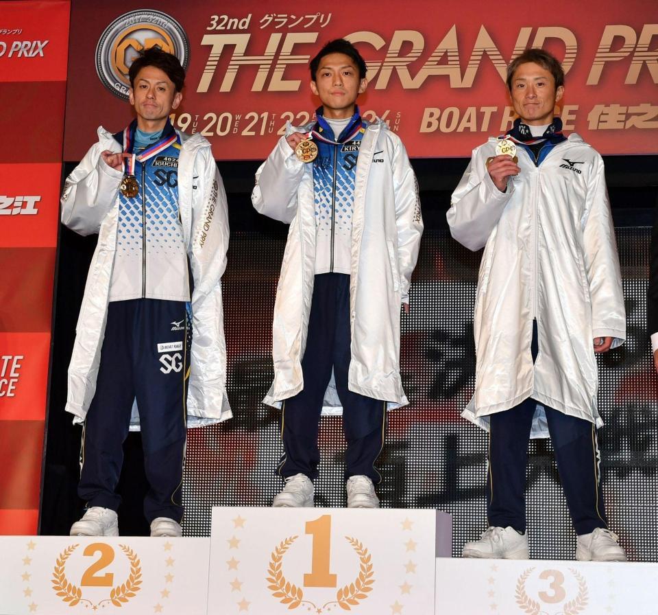 昨年はクラシックを制して年末のグランプリも頂点に立った桐生順平（中央）左は井口佳典、右は峰竜太