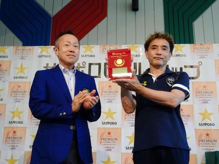 全２４場制覇の記念メダルを受け取る北川幸典（右）、左はボートレース振興会の香川洋一・常務理事