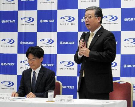 都内でグレードレース新設を発表する日本モーターボート競走会の潮田政明会長（右）