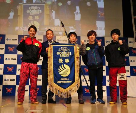 　（左から）個人戦優勝を飾った上條暢嵩、香川洋一常務理事、前出達吉、小寺拳人、梅木敬太
