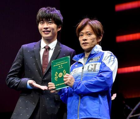 　今年のマスターズチャンピオンを制した今垣光太郎（右）とプレゼンターの田中圭