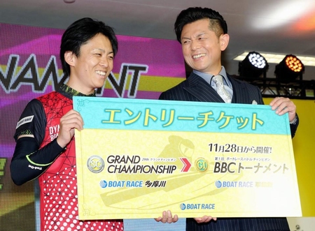 　多摩川グランドチャンピオンを制して的場浩司（右）からエントリーチケットを贈呈される柳沢一