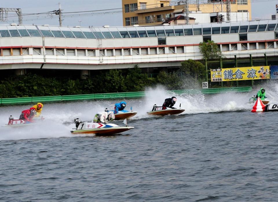 平山智加（手前・白のカポック）の優勝で大いに盛り上がった８月の尼崎Ｇ３・オールレディース
